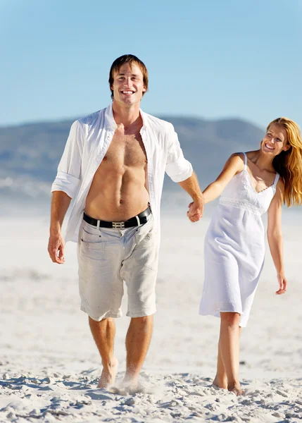 Carefree walking beach couple — Stock Photo, Image