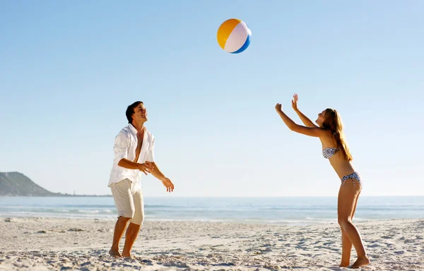 Carefree beachball fun — Stock Photo, Image