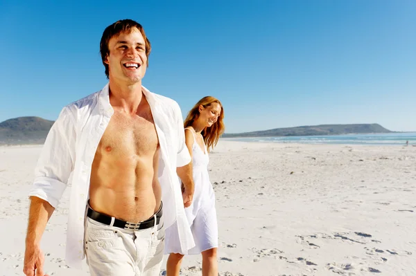Carefree walking beach couple — Stock Photo, Image