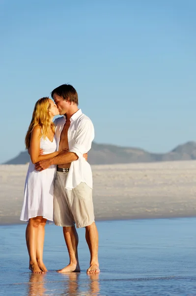 Spiaggia coppia bacio — Foto Stock