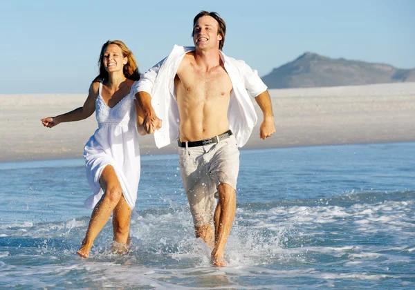 Praia correr splash casal — Fotografia de Stock