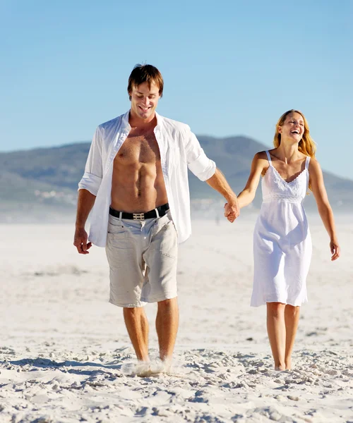 Despreocupado andando casal praia — Fotografia de Stock