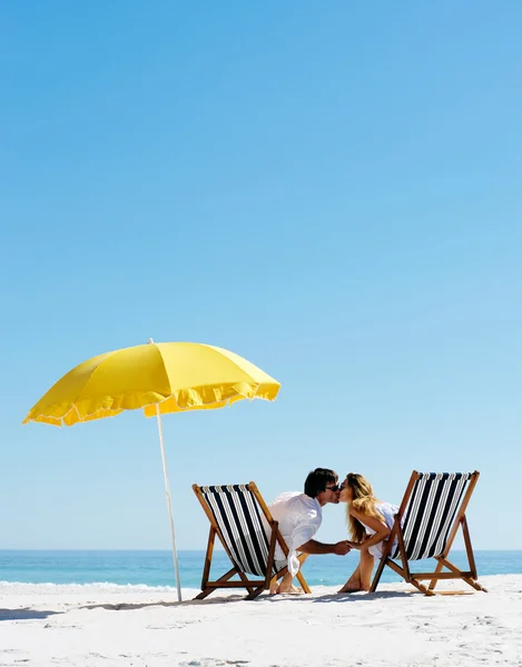 Playa verano paraguas beso —  Fotos de Stock