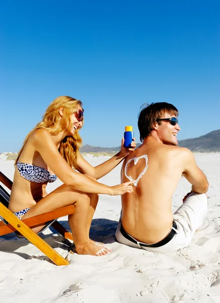 Suncare beach couple — Stock Photo, Image