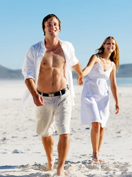 Despreocupados caminando playa pareja —  Fotos de Stock