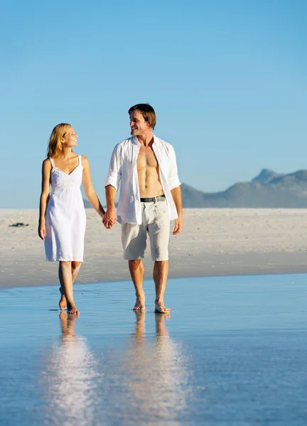 Promenade romantique sur la plage — Photo