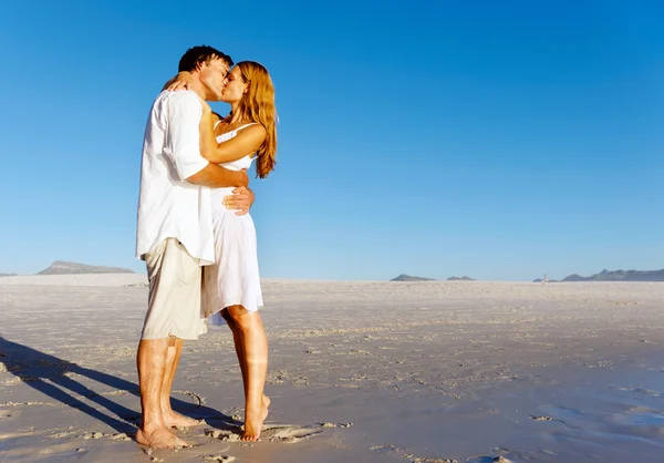 Παραλία ζευγάρι φιλί — Φωτογραφία Αρχείου