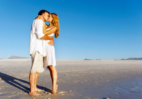 Playa pareja beso — Foto de Stock