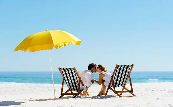 Καλοκαίρι παραλία ομπρέλα φιλί — Φωτογραφία Αρχείου