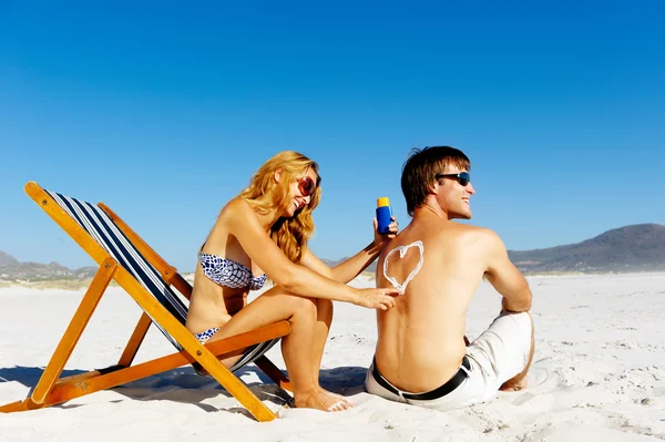 Cuidado solar playa pareja — Foto de Stock