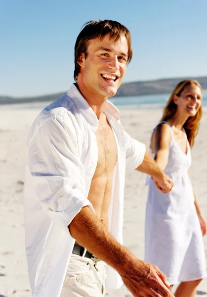 Carefree walking beach couple — Stock Photo, Image