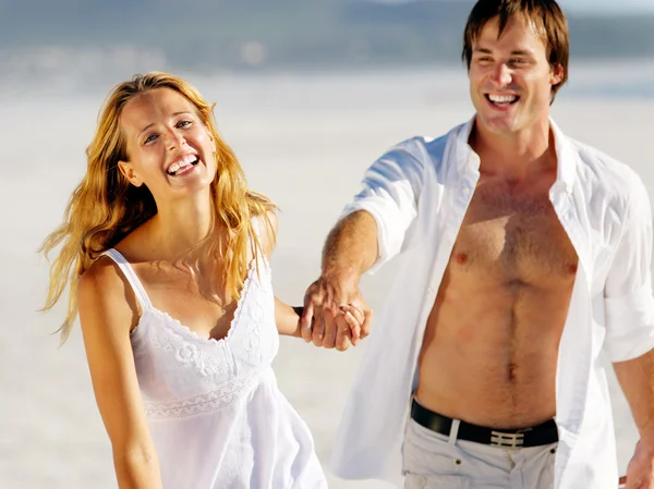 Carefree walking beach couple — Stock Photo, Image