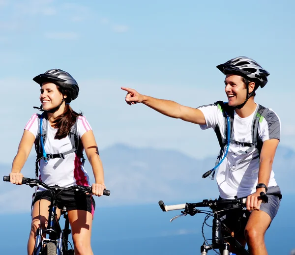 Casal de bicicleta — Fotografia de Stock