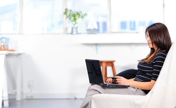 Mulher com laptop e cartão de crédito — Fotografia de Stock