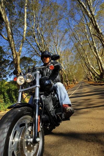 Homem de moto tem liberdade — Fotografia de Stock