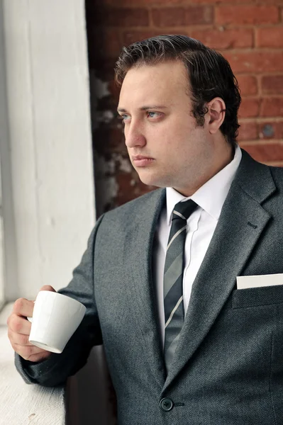 Suit uomo beve caffè e pensa — Foto Stock