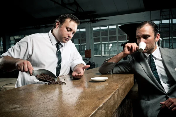Klant en waitor praten over koffie — Stockfoto