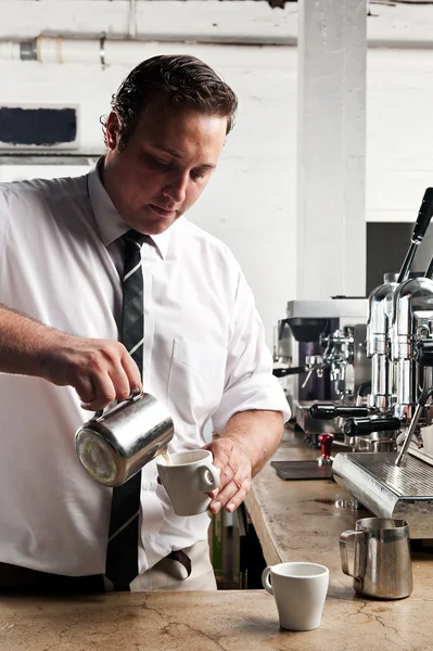 Barista och mjölk — Stockfoto