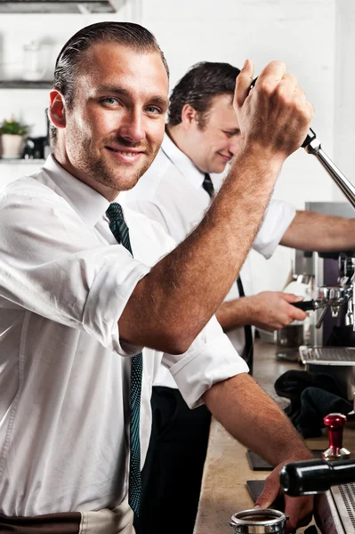 Caffè barista al lavoro — Foto Stock