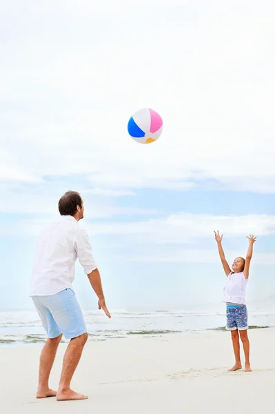 Famiglia spiaggia divertimento — Foto Stock