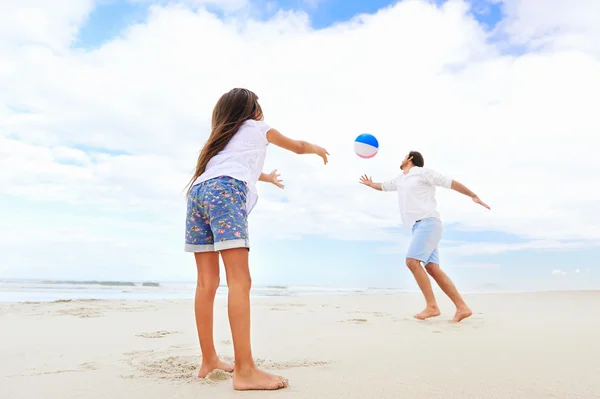 Familie strand plezier — Stockfoto