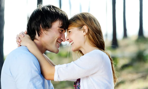 Happy couple looking lovingly at each other — Stock Photo, Image