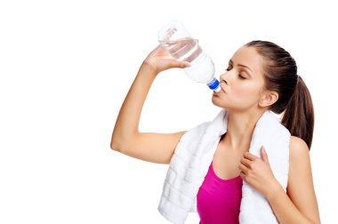 Kadın quenches susuzluk su ile
