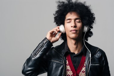 Afro müzik kulaklık