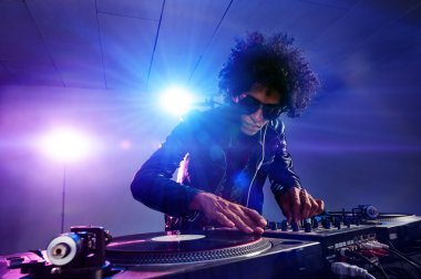 gece kulübünde dj partisi