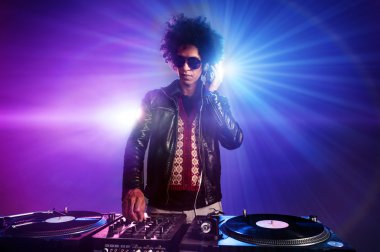 gece kulübünde dj partisi