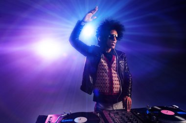 gece kulübünde dj partisi