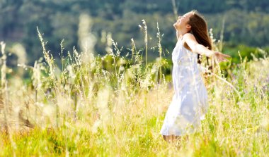 gün batımı dans çayır kız