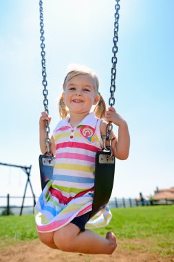 Salıncaktaki çocuk