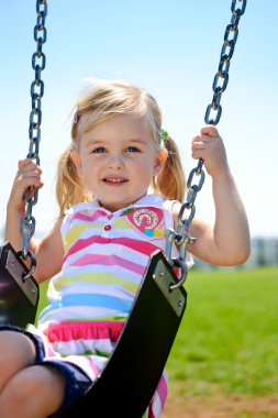 Salıncaktaki çocuk