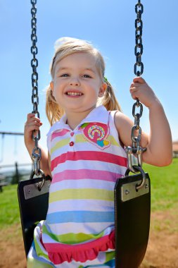 Salıncaktaki çocuk