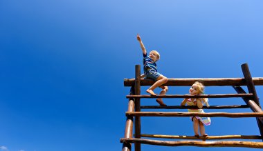 Çocuk parkındaki çocuklar