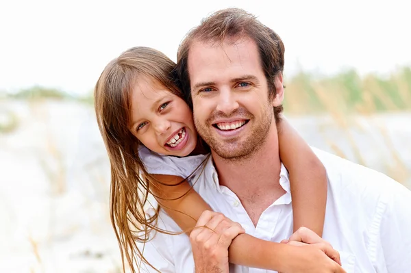 Niedliche Eltern und Kind — Stockfoto