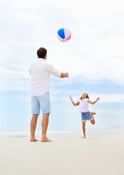 Familie strand plezier — Stockfoto