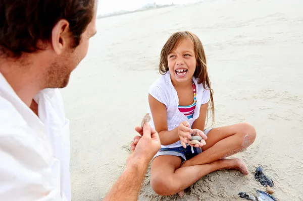 Plage famille amusant — Photo