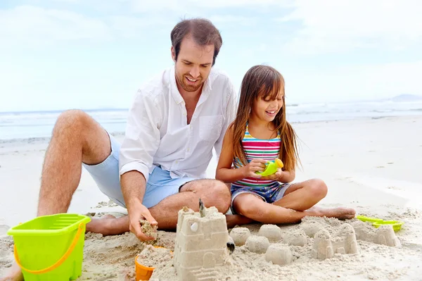 Felice castello di sabbia bambino — Foto Stock