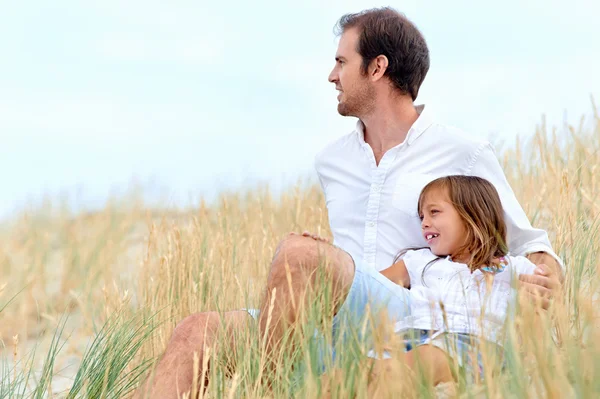 Niedliche Eltern und Kind — Stockfoto