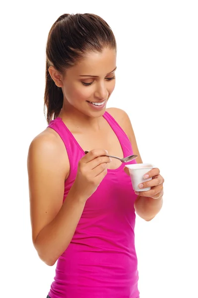 Frau isst Joghurt — Stockfoto