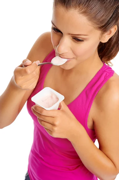 Frau isst Joghurt — Stockfoto