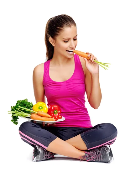 Mujer comiendo zanahoria — Foto de Stock