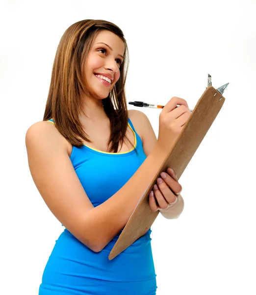 Mujer joven escribiendo en portapapeles — Foto de Stock