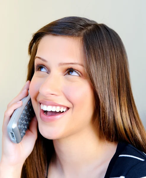 Mujer joven hablando por teléfono — Foto de Stock