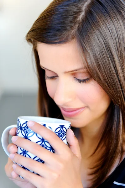 Frau hat Tasse Tee zu Hause — Stockfoto