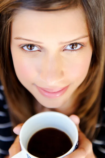 女人在家里有杯茶 — 图库照片