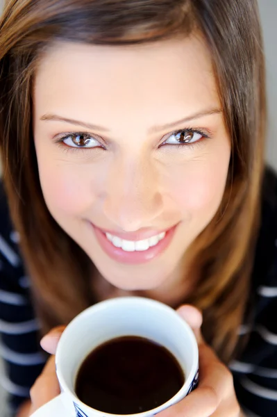 Frau hat Tasse Tee zu Hause — Stockfoto