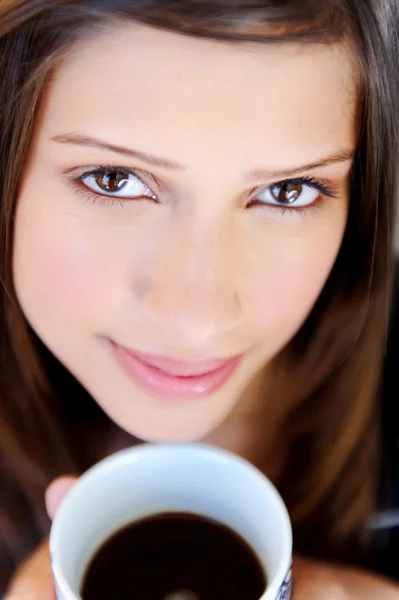 Vrouw heeft kopje thee thuis — Stockfoto